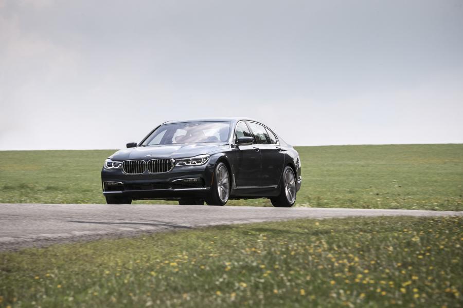  BMW 750i xDrive 2016 года  (US) (фото 5 из 12)